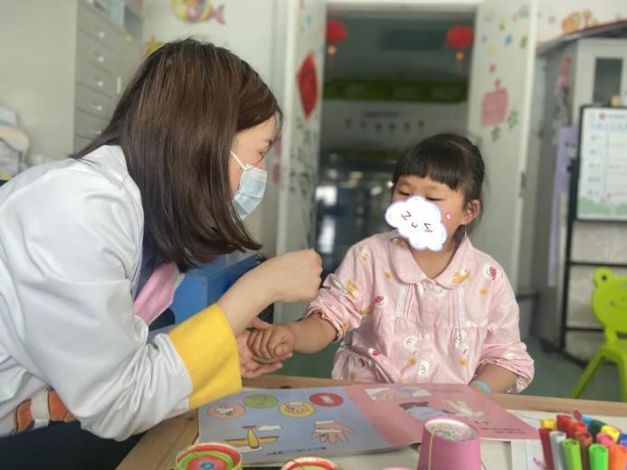 爱佑医务社工通过爱心服务为住院儿童加油打气，缓解就医情绪！