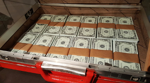 金融中的证实偏差：理解决策中的认知失衡